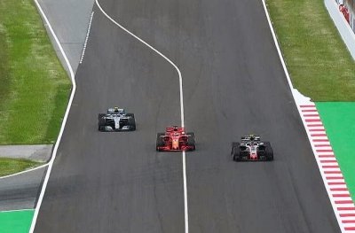 Себастьян Феттель, Валттери Боттас и Кевин Магнуссен в гонке Формулы-1 2018 в Барселоне