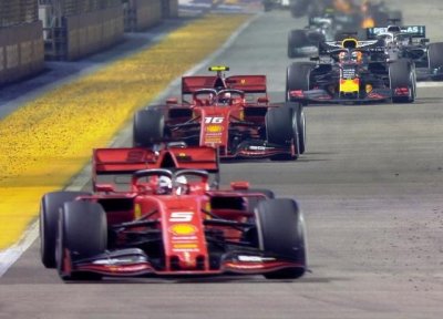 Себастьян Феттель, Шарль Леклер и Макс Ферстаппен в гонке Формулы-1 в Сингапуре
