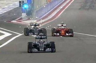 Обгон Росбергом Феттеля на гонке Формулы-1 2015 года в Бахрейне