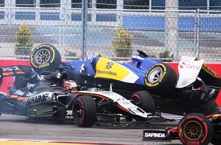 Столкновение Хюлькенберга и Эрикссона на первом круге гонки Формулы-1 2015 года в Сочи