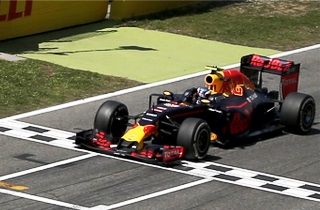 Макс Ферстаппен на финише гонки Формулы-1 2016 года в Барселоне