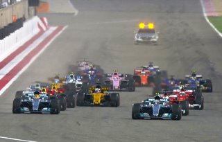 Старт гонки Формулы-1 2017 года в Бахрейне