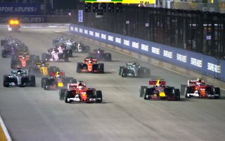 Старт гонки Формулы-1 2017 года в Сингапуре