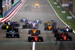 Старт гонки Формулы-1 2019 года в Бахрейне