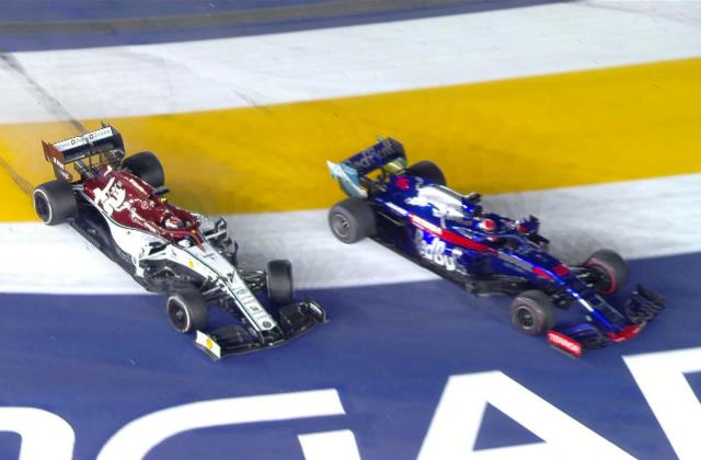 Даниил Квят и Кими Райкконен в гонке Формулы-1 в Сингапуре