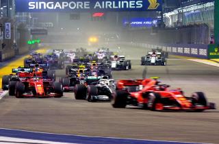 Старт гонки Формулы-1 2019 года в Сингапуре