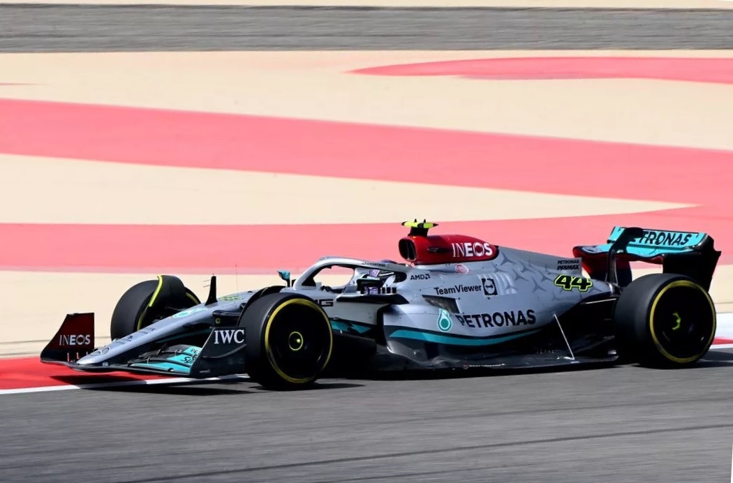 Мир Формулы-1: болид Mercedes W13 2022 года