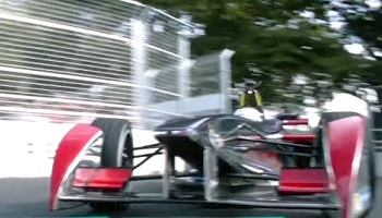 Сэм Берд преследует Стефана Сарразана на второй гонке Формулы-Е 2015 года в Лондоне