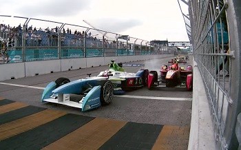 Ярно Трулли и Нельcон Пике на гонке Формулы-Е 2014 года в Путраджае