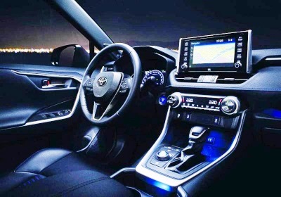 Интерьер кроссовера Toyota RAV4 2019 года