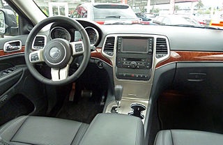 Интерьер Jeep Grand Cherokee 2011 года