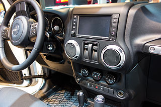 Интерьер Jeep Wrangler 2012 года