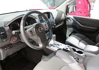 Интерьер внедорожника Nissan Pathfinder 2010 года