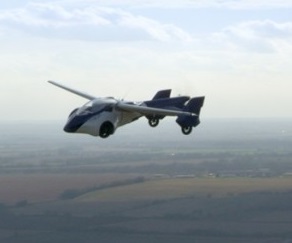 Летающий автомобиль AeroMobil 3.0 в воздухе