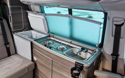 Автокемпер Volkswagen California Ocean, кухня, мойка, холодильник<