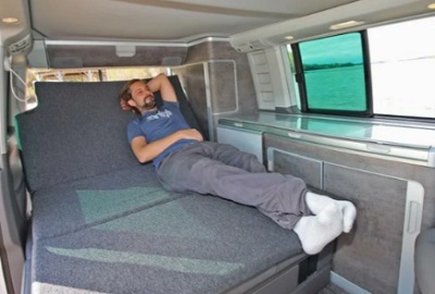 Автодом Volkswagen California Ocean, кровать с подъемной спинкой на первом этаже