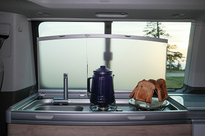 Автокемпер Volkswagen California Ocean, компактная кухня и плита с горелкой
