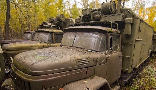 Военные машины, брошенные в лесу