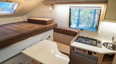 Кухня и кровать в автодоме на базе Lada Bronto