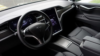 Интерьер электромобиля Tesla Model X 2019 модельного года
