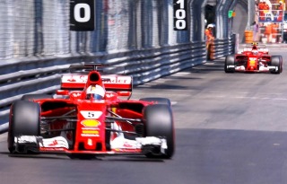 Себасятьян Феттель и Кими Райкконен в гонке Формулы-1 2017 года в Монако