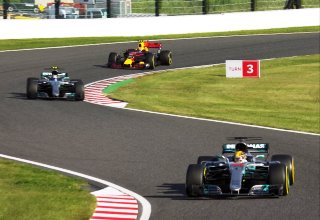 Льюис Хэмилтон, Валттери Боттас и Макс Ферстаппен в гонке Формулы-1 2017 года на Сузуке