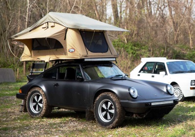 Porsche 911 на внедороных шинах и с палаткой