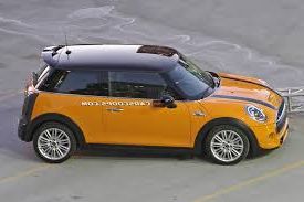MINI Cooper снял камуфляж