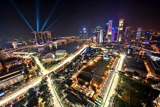 В Сингапуре прошла ночная квалификация Формулы-1 2014 года: впереди Mercedes и Red Bull