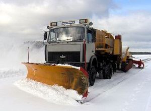 Водителей в Беларуси попросили не мешать снегоуборочной спецтехнике