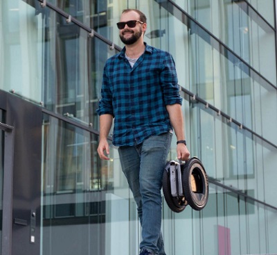 Несем гироскутер, как портфель!