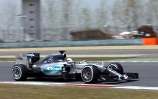 Mercedes на квалификации Формулы-1 2015 года в Шанхае Mercedes на квалификации Формулы-1 2015 года в Шанхае