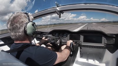 Летающий автомобиль AirCar перед взлетом