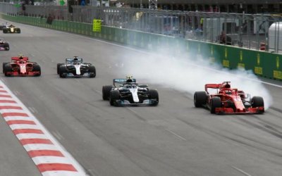 Себастьян Феттель пытается обойти Валттери Боттаса в гонке Формулы-1 2018 года в Баку