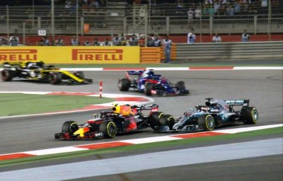 Макс Ферстаппен и Льюис Хэмилтон в гонке Формулы-1 2018 года в Бахрейне
