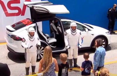 Астронавты Роберт Бенкен, Дуглас Херли их семьи и кроссовер Tesla Model X