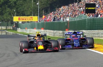 Даниил Квят и Александер Элбон в гонке Формулы-1 2019 года на Спа-Франкоршам