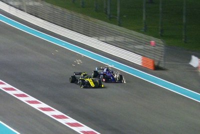 Даниил Квят и Нико Хюлькенберг в гонке Формулы-1 2019 года в Абу-Даби