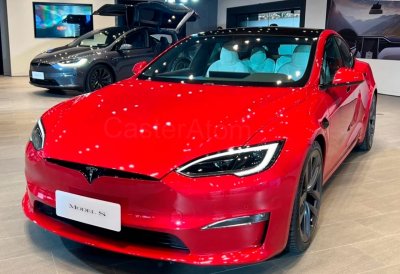 Электромобиль Tesla Model S 2022 года