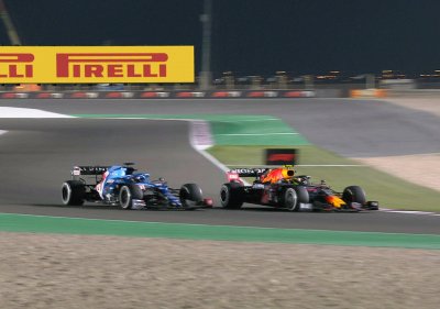 Фернандо Алонсо и Серхио Перес на Гран-при Катара 2021 года
