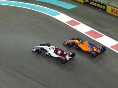 Шарль Леклер и Фернандо Алонсо в гонке Формулы-1 2018 года в Абу-Даби