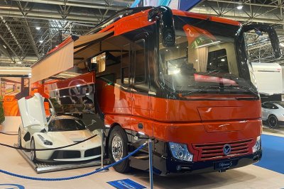 Автодом Volkner Performance S  c гиперкаром Ferrari LaFerrari